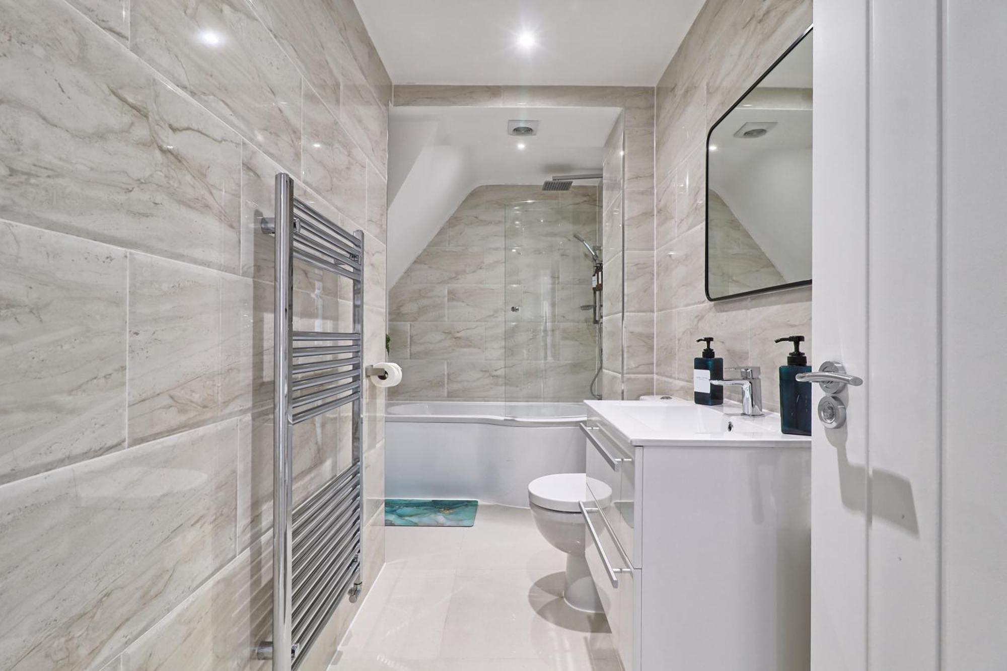 Writtle Massive 4 Bedroom Apartment With Parking In Gorgeous Countryside Location & Short Drive To Chelmsford City Centre Contractors Welcome Exterior photo